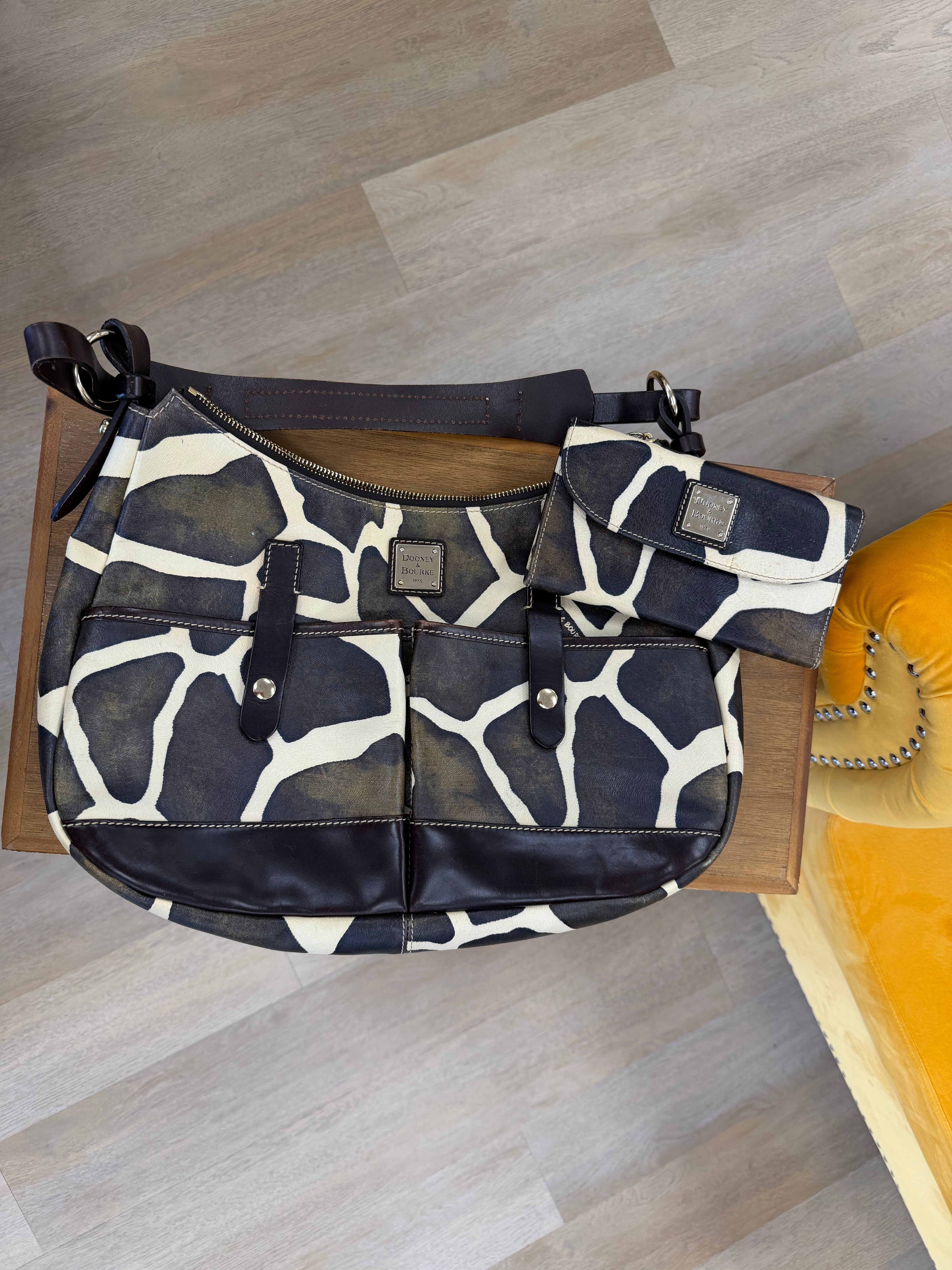 Vintage) Dooney & Bourke Leather Giraffe pattern hobo bag and