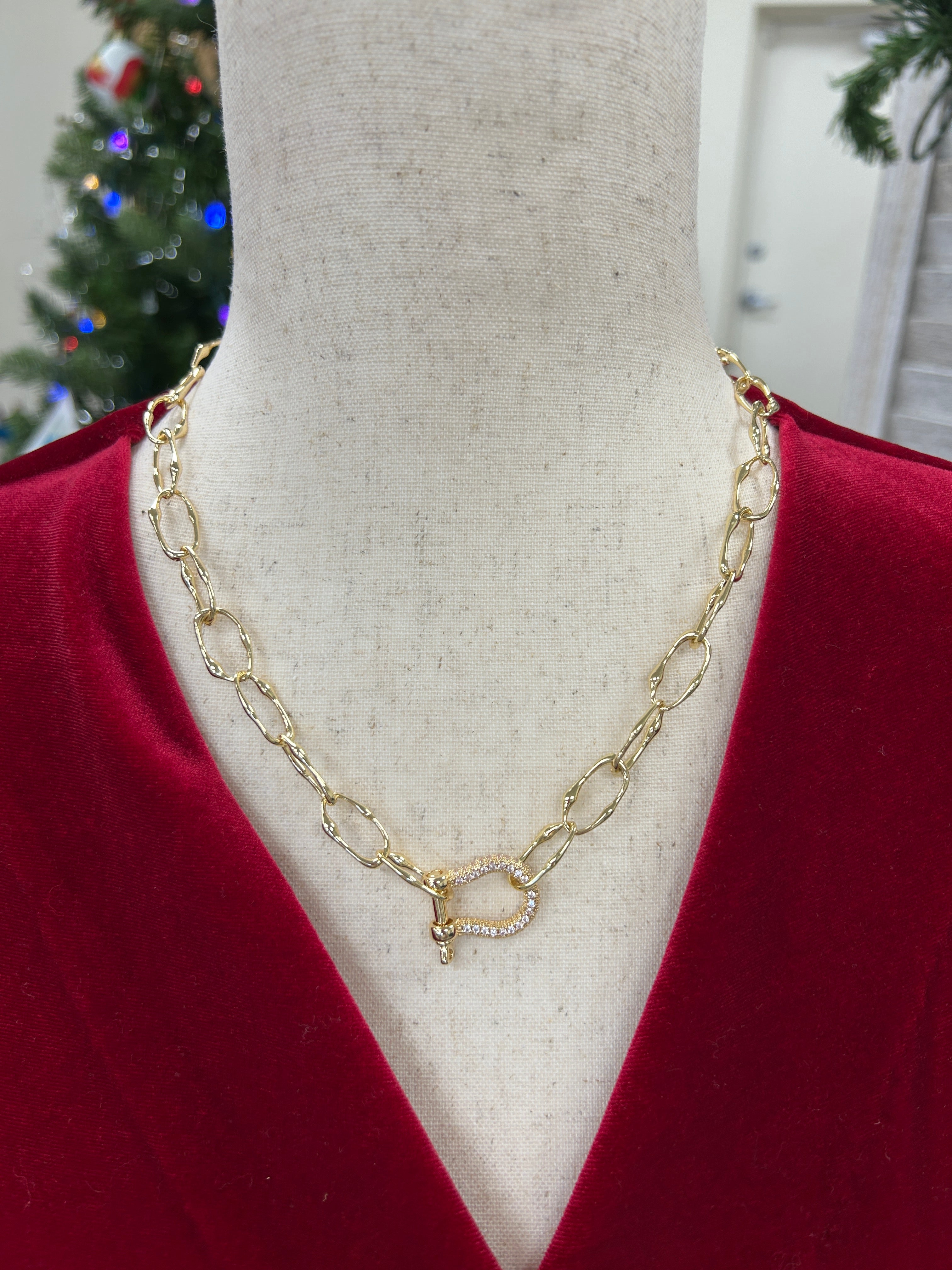 Iconic collection organic chain necklace with horseshoe clasp