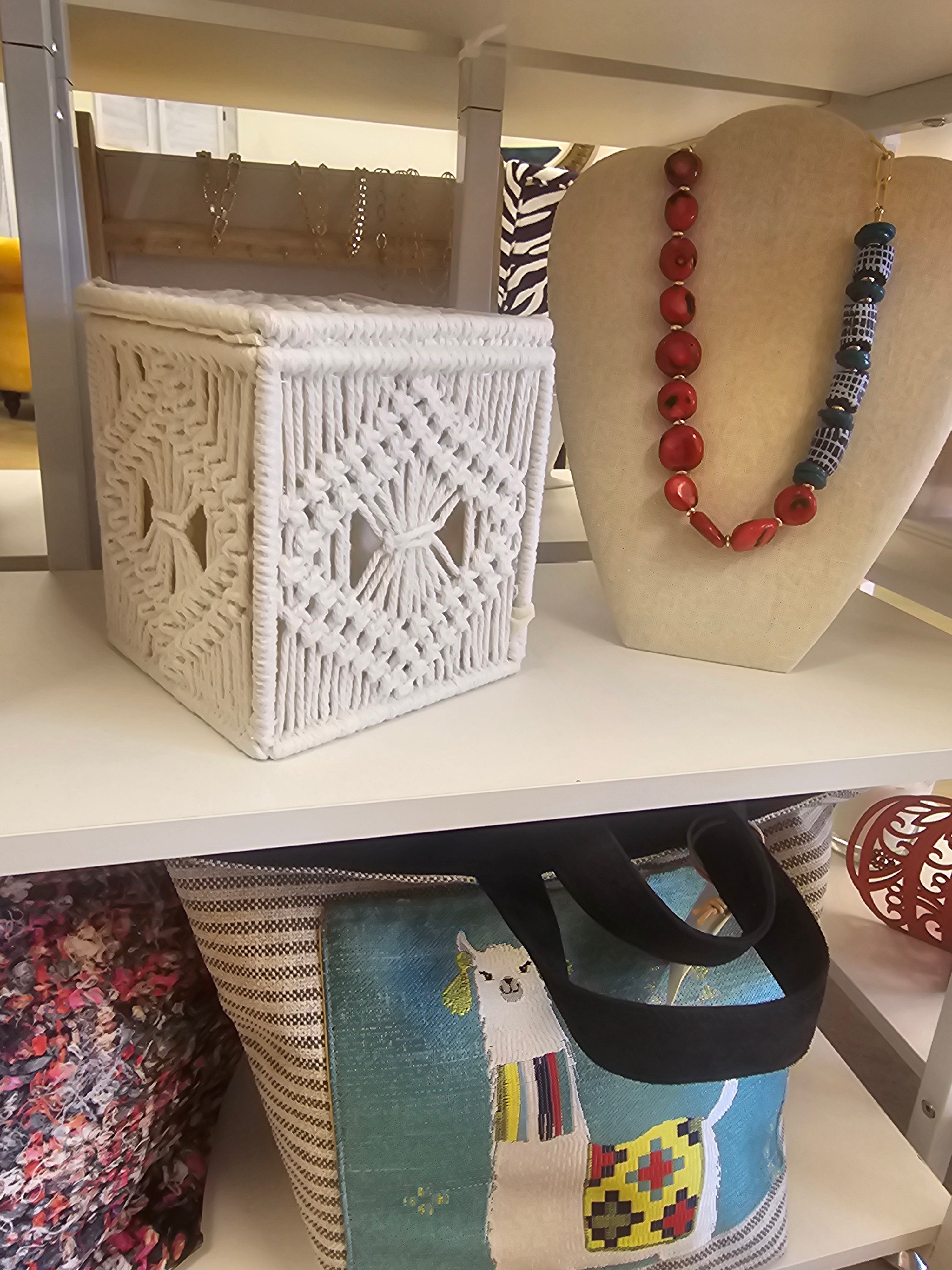 Macrema tissue box cover